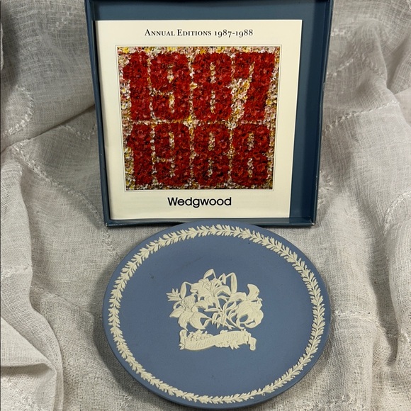 Wedgwood Other - NWT Wedgwood 1988 Mother plate Lily in original box and catalog